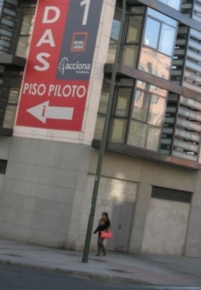 Una mujer pasa delante de un local vacío del edificio Ópalo.