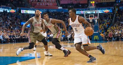 Semaj Christon (d) de los Thunder durante un juego contra Miami Heat en 2016