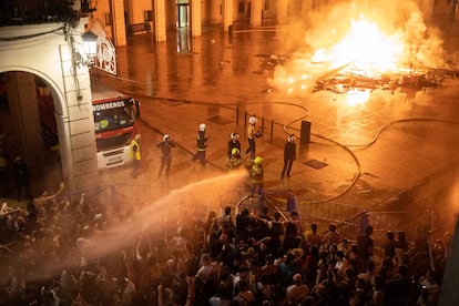 Hoguera oficial en la plaza del ayuntamiento de Alicante, durante la cremà del pasado 24 de junio.
