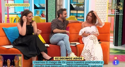 Inés Hernand, Aitor Albizua y María Patiño durante la última emisión del programa.
