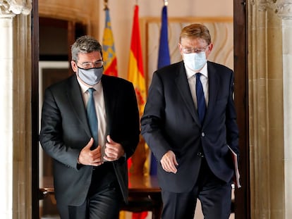 El presidente valenciano, Ximo Puig (derecha), y el ministro de Seguridad Social, José Luis Escrivá, este jueves en el Palau de la Generalitat en Valencia.