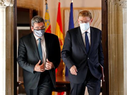 El presidente valenciano, Ximo Puig (derecha), y el ministro de Seguridad Social, José Luis Escrivá, este jueves en el Palau de la Generalitat en Valencia.
