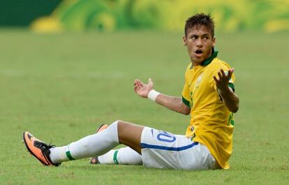 Neymar protesta en el partido ante Italia.