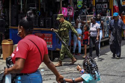 ejército patrulla las calles del Puerto de Buenaventura (Colombia)