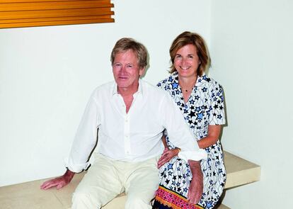 John Pawson y su mujer, Catherine, fotografiados para ICON DESIGN en una esquina de su salón, junto a una obra de Donald Judd. |