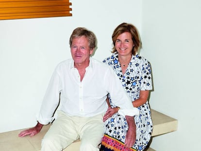 John Pawson y su mujer, Catherine, fotografiados para ICON DESIGN en una esquina de su salón, junto a una obra de Donald Judd. |