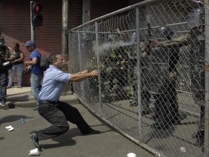 Un hombre se enfrenta a la polic&iacute;a frente al parlamento paname&ntilde;o en Ciudad de Panam&aacute;.