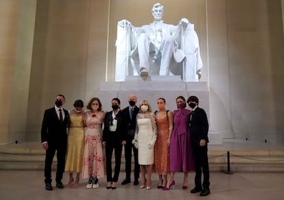 La familia Biden posa en el Memorial de Lincoln, donde asisten a un concierto para celebrar su investidura. Los fastos se redujeron al mínimo para respetar las medidas de distanciamiento social por la pandemia. 