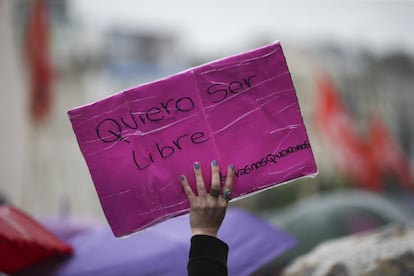 Una pancarta con la frase 'Quiero ser libre' asoma entre los paraguas de las manifestantes.