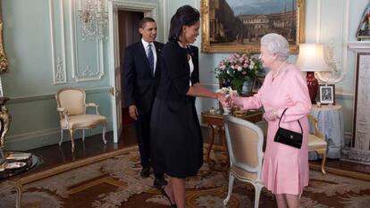 O presidente Obama e a primeira-dama s&atilde;o recebidos no pal&aacute;cio de Buckingham pela Rainha Elizabeth, em 2009.