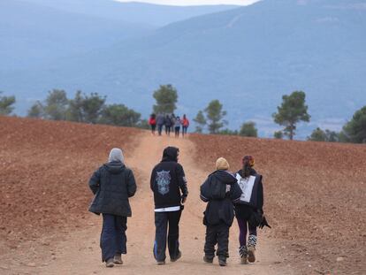 Varios asistentes abandonan este lunes el recinto donde se celebra la fiesta rave ilegal de La Peza (Granada), que desde el pasado 30 de diciembre reúne a más de un millar de personas y se mantendrá hasta este martes sin que se hayan registrado incidentes.