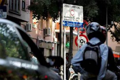 Señal de prohibido circular en la calle Sant Andreu con el cruce con Malats.
