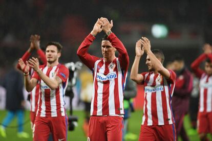 Fernando Torres y sus compañeros aplauden a los aficionados, tras finalizar el patrtido.