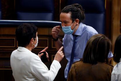 El vicepresidente Pablo Iglesias charla en el Congreso con la portavoz de EH Bildu, Mertxe Aizpurua.