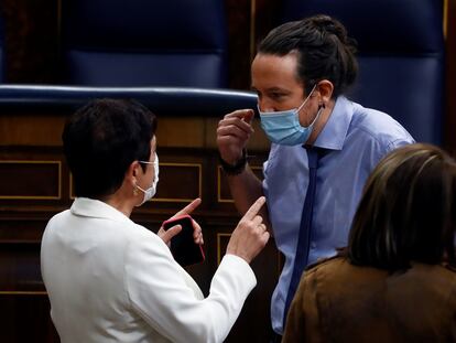 El vicepresidente Pablo Iglesias charla en el Congreso con la portavoz de EH Bildu, Mertxe Aizpurua.