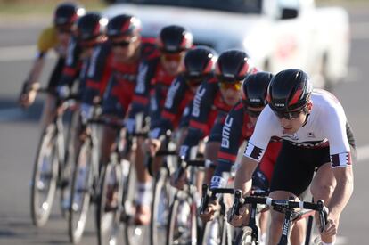 El estadounidense Taylor Phinney, líder del BMC, y su equipo, durante el Tour de Catar.