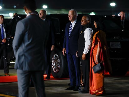 Joe Biden, presidente de Estados Unidos, es recibido este viernes en Nueva Delhi por Vijay Kumar Singh, viceministro de Transporte de Carretera y Aviación Civil, a su llegada a la cumbre del G-20.