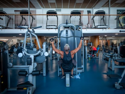 Un hombre se ejercita en el gimnasio del Club Atlètic Barceloneta.