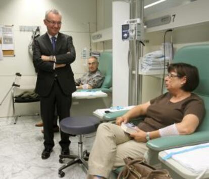 Josep Baselga durante una visita a la Unidad de Investigaci&oacute;n de Terapia Molecular del C&aacute;ncer del Hospital del Vall d&#039;Hebron.