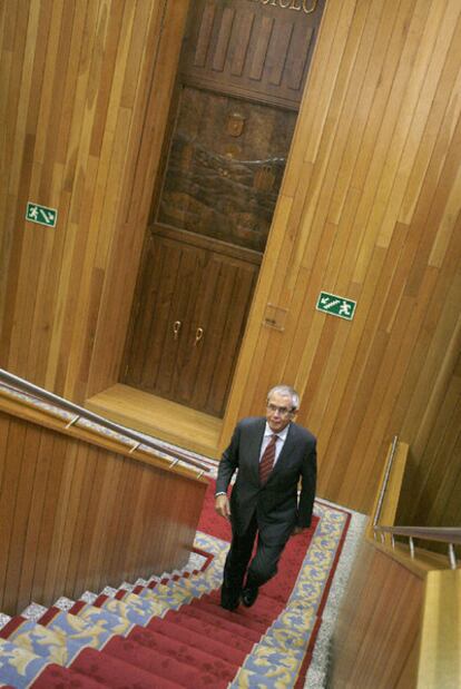 Touriño sube las escaleras del Parlamento hacia la rueda de prensa de su despedida.