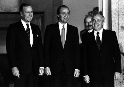 George Bush, presidente de Estados Unidos, el Rey Juan Carlos I y Mijail Gorbachov, presidente de la URSS, juntos en la 'Conferencia de Paz en Oriente Próximo' celebrada en Madrid, 30 de octubre de 1991.