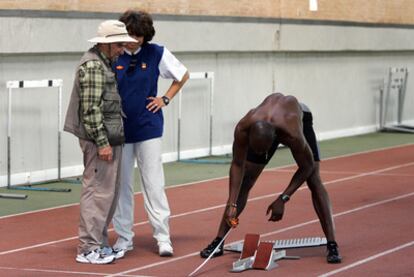 Manuel Pascua, en un entrenamiento con el velocista portugués Francis Obikwelu en 2004 en las pistas de la residencia Blume.