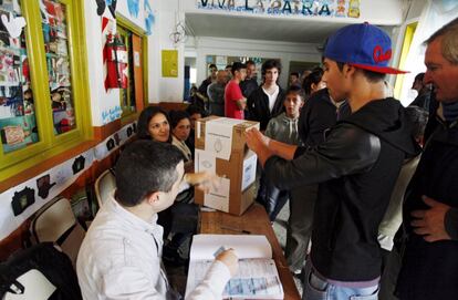 Un hombre votando en Buenos Aires en las elección primarias tras ocho años de gobierno de Cristina Fernández de Kirchner. 