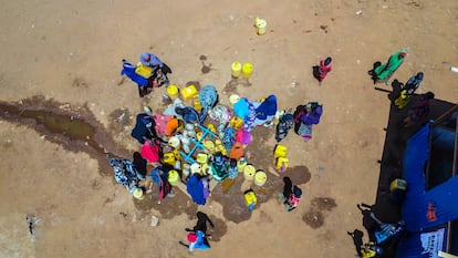 Imagen aérea de un punto de recogida de agua en el campo para desplazados de Kaxaarey, en Dolow.