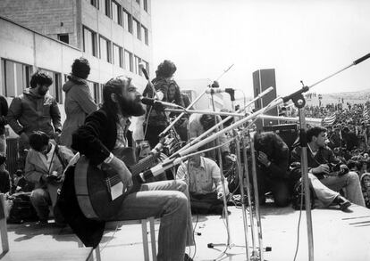 Desde sus comienzos, la UAM tuvo un carácter inconformista. Sus primeros alumnos y profesores se rebelaban contra la falta de libertades de la dictadura. En mayo de 1976, el estudiante de Derecho Gerardo Pérez organizó el Festival de los Pueblos Ibéricos, en el que congregó a los cantautores de la época como Víctor Manuel, Raimon o José Antonio Labordeta. "Quise organizar un Woodstock español y lo hicimos en el campus de Cantoblanco, rodeados de grises. Al final todo salió bien", cuenta Pérez. En la imagen aparece el cantautor Pablo Guerrero. Unas 50.000 personas cantaron por la libertad ese día en la UAM.