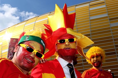 Aficionados españoles, a las puertas del estadio de Gdansk.