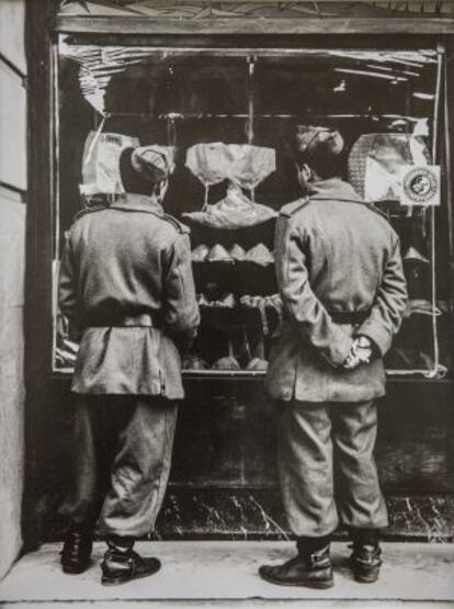 Ricard Terré es fixà en uns soldats espanyols davant una botiga de llenceria.