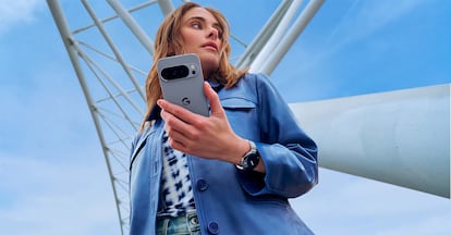 Chica utilizando el nuevoGoogle Pixel 10 Pro