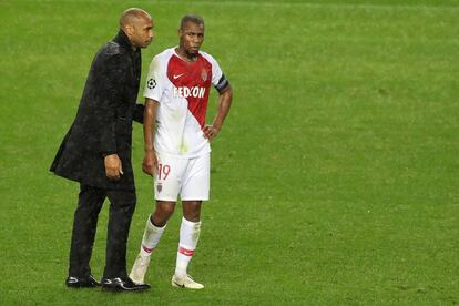 Henry habla con Sidibé tras ser derrotado por el Brujas 4-0.