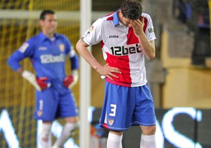 Los jugadores del equipo andaluz lamentan uno de los goles del Villarreal