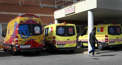 Ambulancias estacionadas en la zona de urgencias del hospital 12 de Octubre de Madrid.