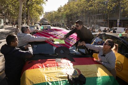Los taxistas colocan banderas y carteles en el vehículo de Carlos Ríos, fallecido el domingo por una agresión, este miércoles en Barcelona.