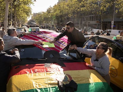 Los taxistas colocan banderas y carteles en el vehículo de Carlos Ríos, fallecido el domingo por una agresión, este miércoles en Barcelona.