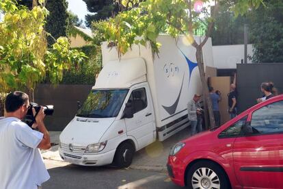 Un camión de mudanza entra al garaje de la casa de Pedralbes de los duques de Palma.