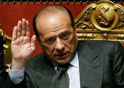 Berlusconi gesticula durante la sesión de esta tarde en el Parlamento italiano.