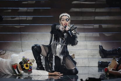 Madonna ha sido la guinda del festival. Acompañada en escena por 40 cantantes de coros y 25 bailarines, y a cambio de un caché de 900.000 euros, interpretó en un receso tras las actuaciones la legendaria 'Like a player'.