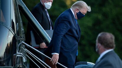 Mark Meadows (à esquerda) acompanha o presidente Donald Trump ao deixar o hospital Walter Reed, em 2 de outubro de 2020.