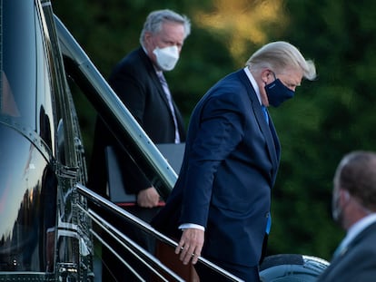 Mark Meadows (à esquerda) acompanha o presidente Donald Trump ao deixar o hospital Walter Reed, em 2 de outubro de 2020.