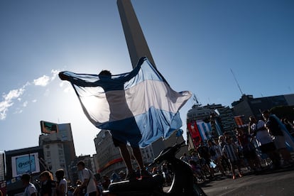 Un aficionado al amanecer de este martes 20 de diciembre, declarado feriado nacional en Argentina.