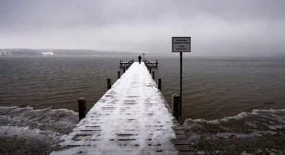 Paisaje nevado en el lago de Starnberger en Poecking, (Alemania), el 25 de enero de 2017.