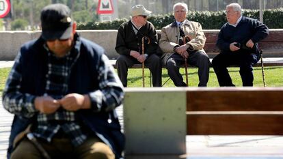 Un grupo de jubilados en Madrid Río. 