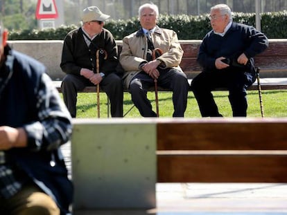 Un grupo de jubilados en la zona verde de Madrid Río, en la capital.