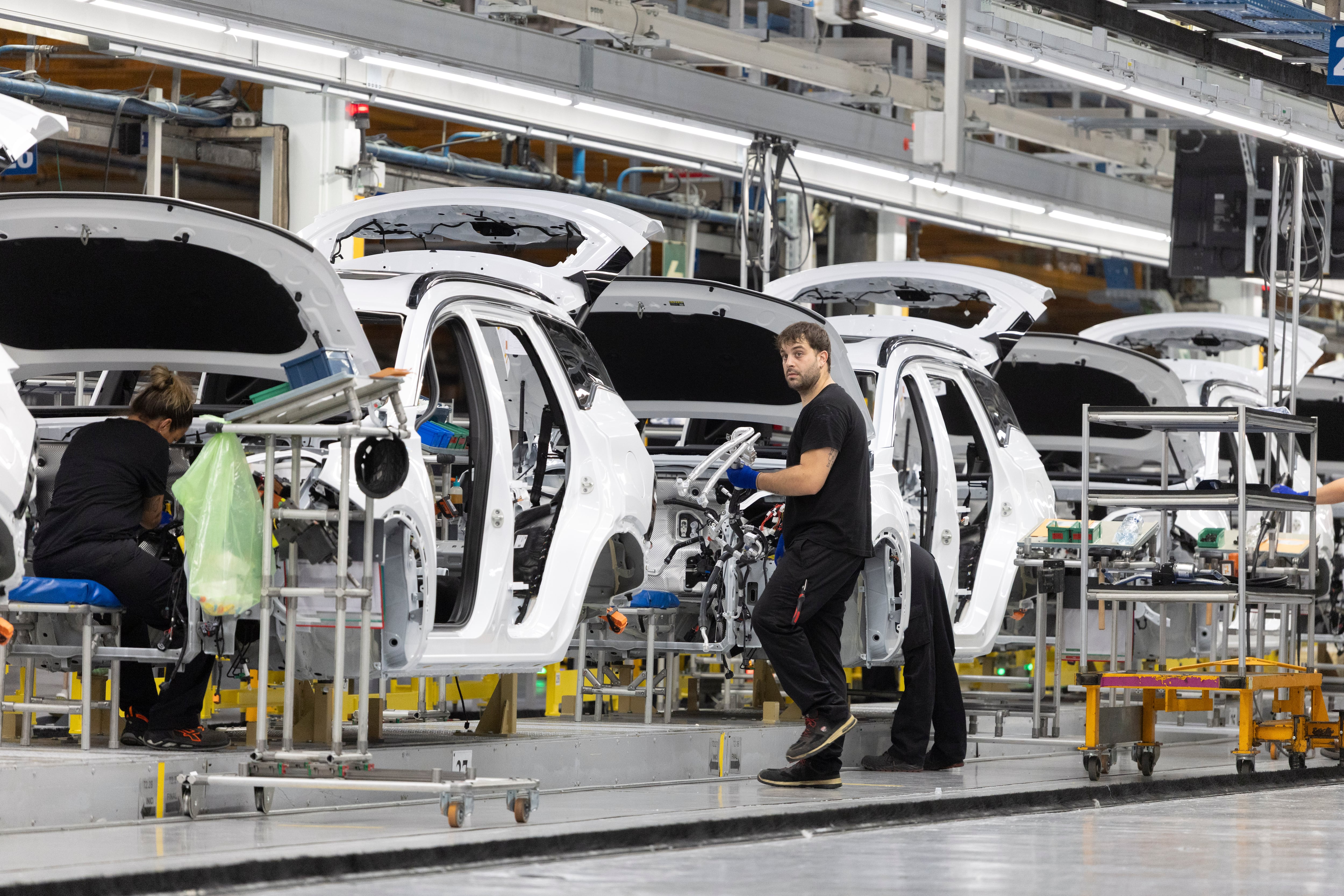 Ebro inaugura una nueva línea de producción y apunta a los 25.000 coches este año 