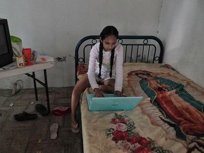 Una adolescente de 15 años estudia en su casa durante la pandemia en México.