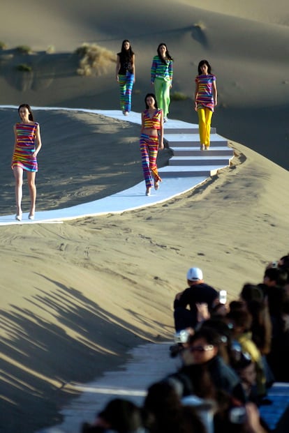 Desfile de la firma sobre una montaña en Dunhuang (China).