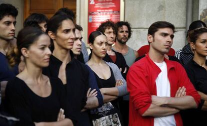 Bailarines del Ballet Nacional de España, ante el teatro de la Zarzuela, días antes de la huelga de junio de 2016.